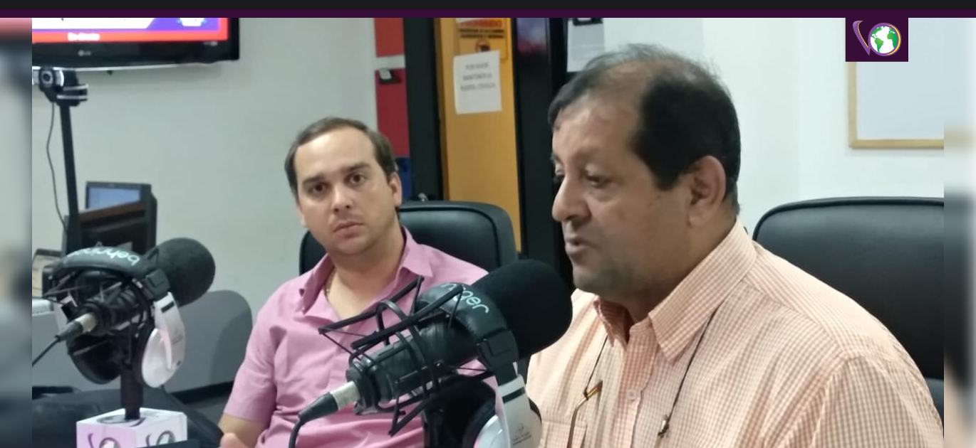 Representantes del ICA hablando en los micrófonos de Violeta Stereo
