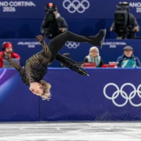 1770698292948_vdv-thuc-hien-cu-nhay-thach-thuc-quy-luat-vat-ly-djokovic-kinh-ngac-1770697781509