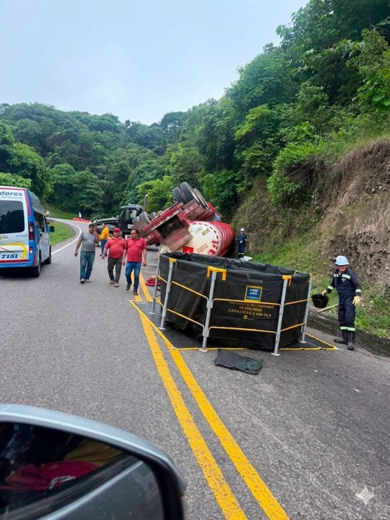 Accidente de un tractocamión en jurisdicción de Monterrey deja una persona lesionada