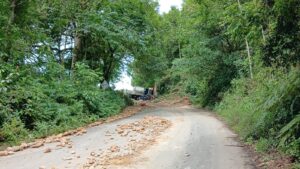 Habilitan paso en la vía alterna de Monterrey tras retiro de derrumbe