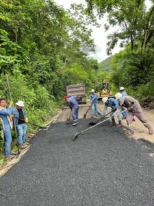 Comunidades de El Morro y empresas coordinan el bacheo de puntos críticos en La Guamalera