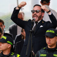 El presidente electo Abelardo de la Espriella pronuncia un discurso durante un desfile militar con motivo del Día de la Independencia en Bogotá, Colombia, el lunes 20 de julio de 2026. (Foto AP/Miguel Ángel López)