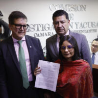 AME4334. BOGOTÁ (COLOMBIA), 29/07/2026.- La gerente del Fondo de Adaptación de Colombia, Angie Rodríguez, sostiene un documento tras presentar una denuncia ante la Comisión de Acusación de la Cámara de Representantes contra el presidente Gustavo Petro por supuestamente cometer "una serie de agravios" en su contra este miércoles, en Bogotá (Colombia). EFE/Mauricio Dueñas Castañeda