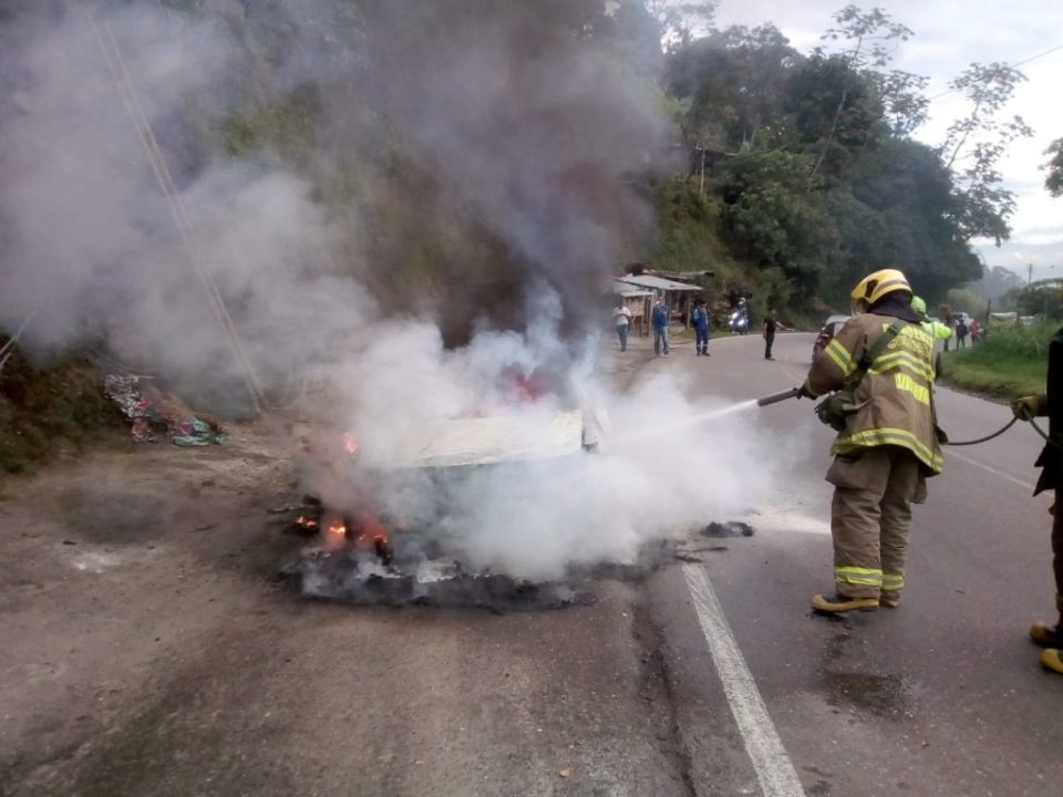 Incendio de un vehículo en la vía Villeta – Guaduas.